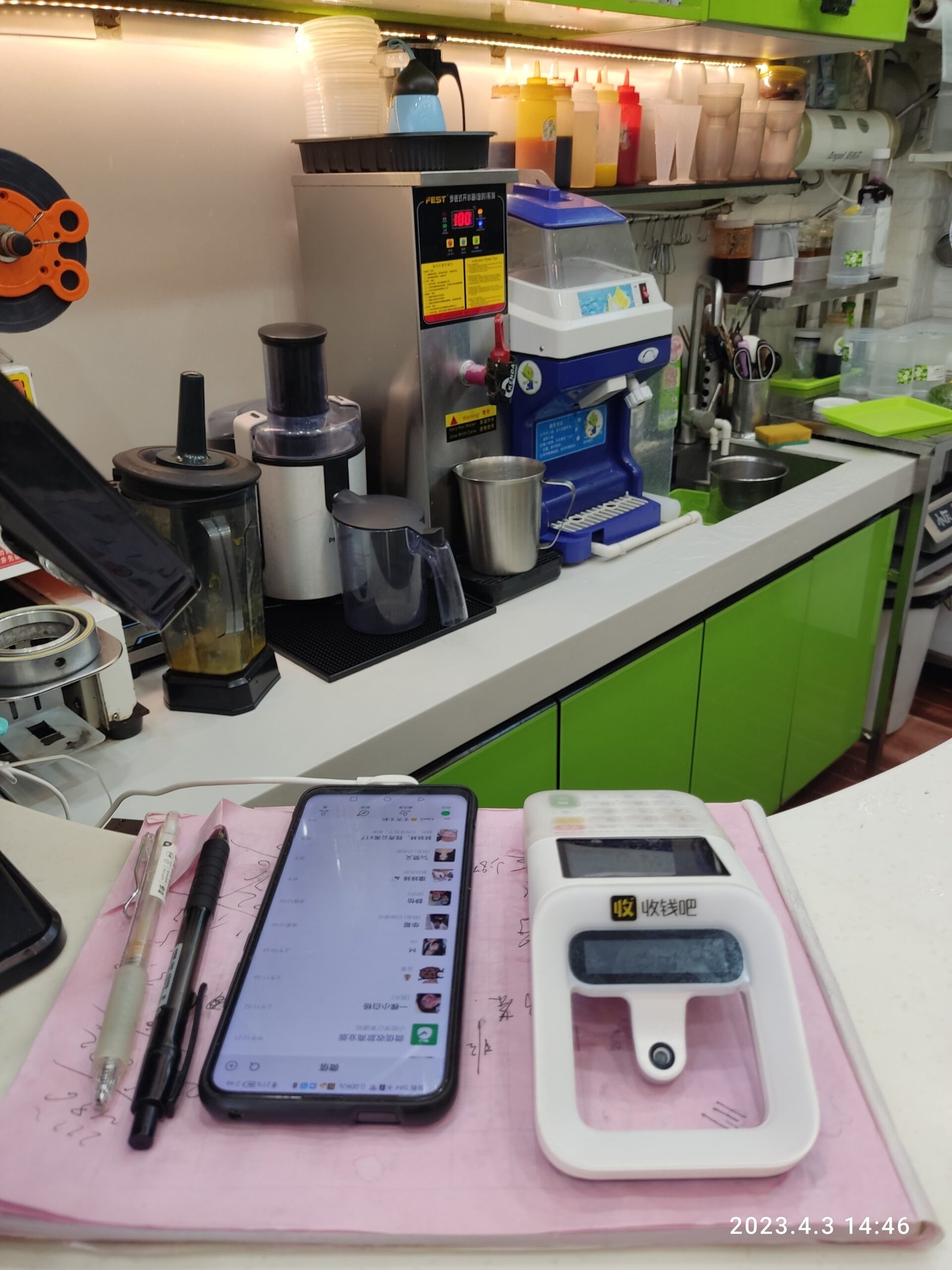 Best apps for China travel: a mobile phone payment scene in Shenzhen